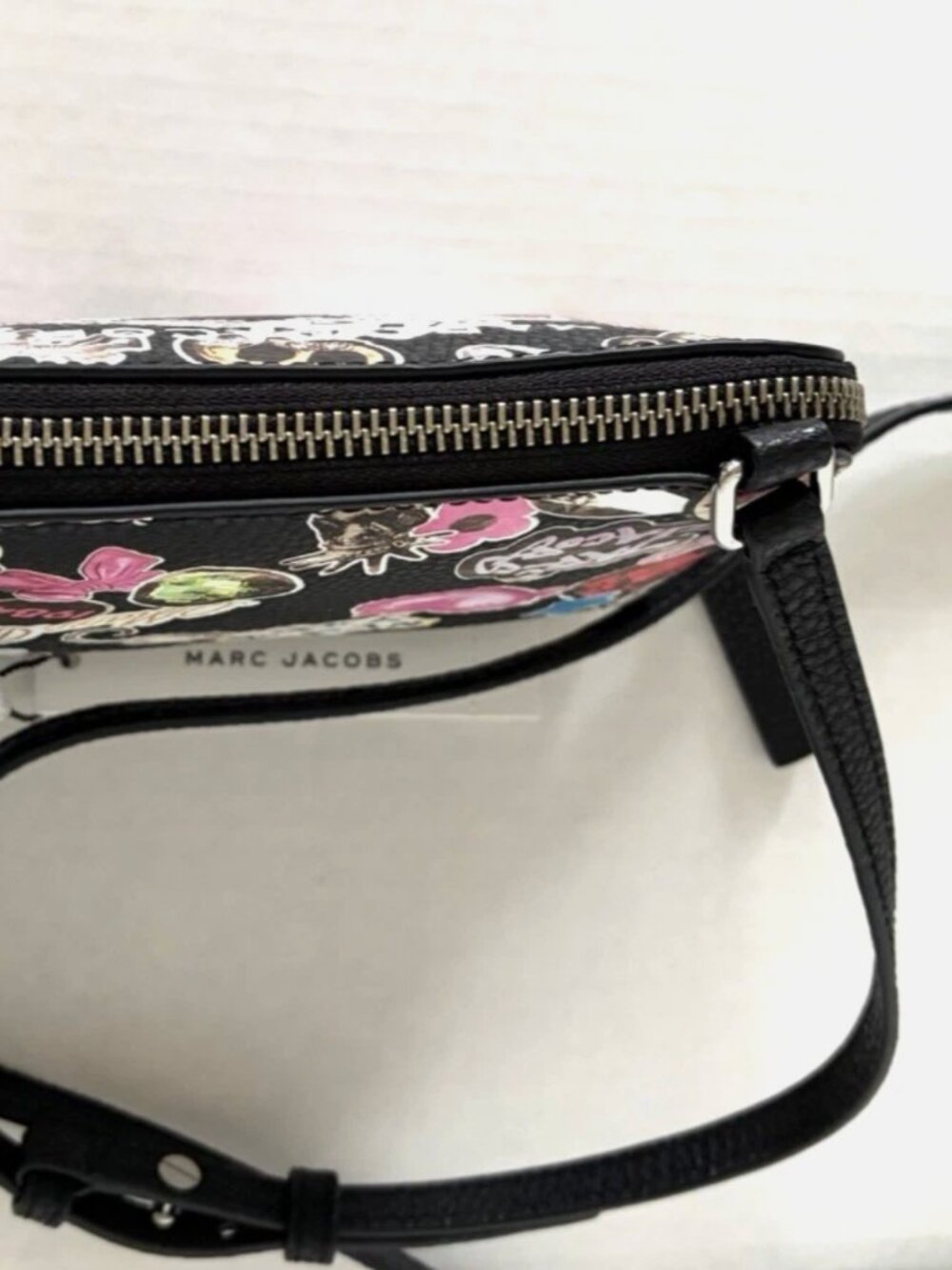 New Marc Jacobs Small Crossbody Pebble Leather Graphic Sticker Print Black Multi - Picture 4 of 6